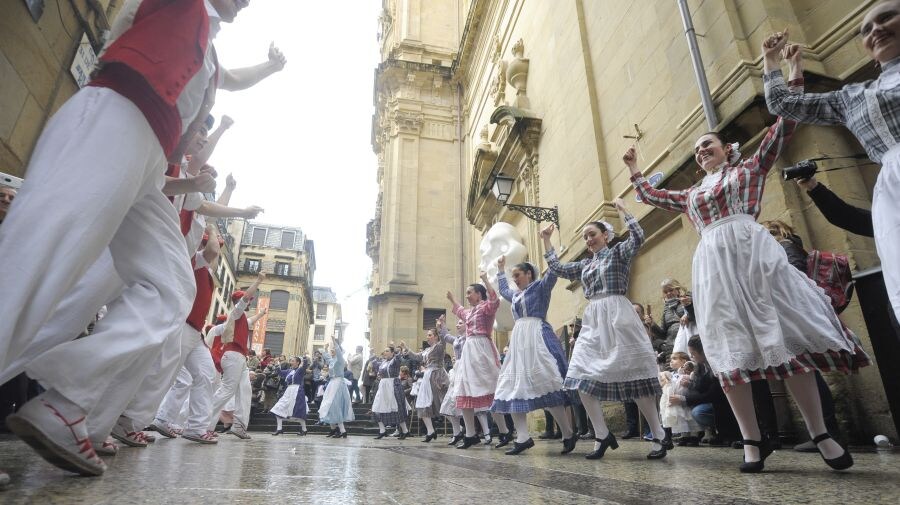 La lluvia no ha impedido que la comparsa de iñudes y artzainas de Kresala desfilen por las calles de Donostia. 