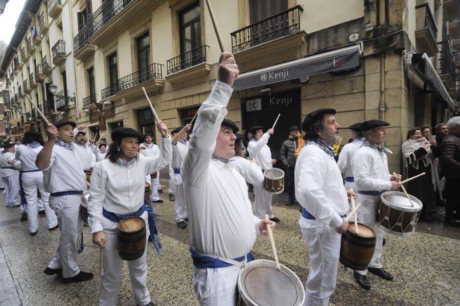 La lluvia no ha impedido que la comparsa de iñudes y artzainas de Kresala desfilen por las calles de Donostia. 