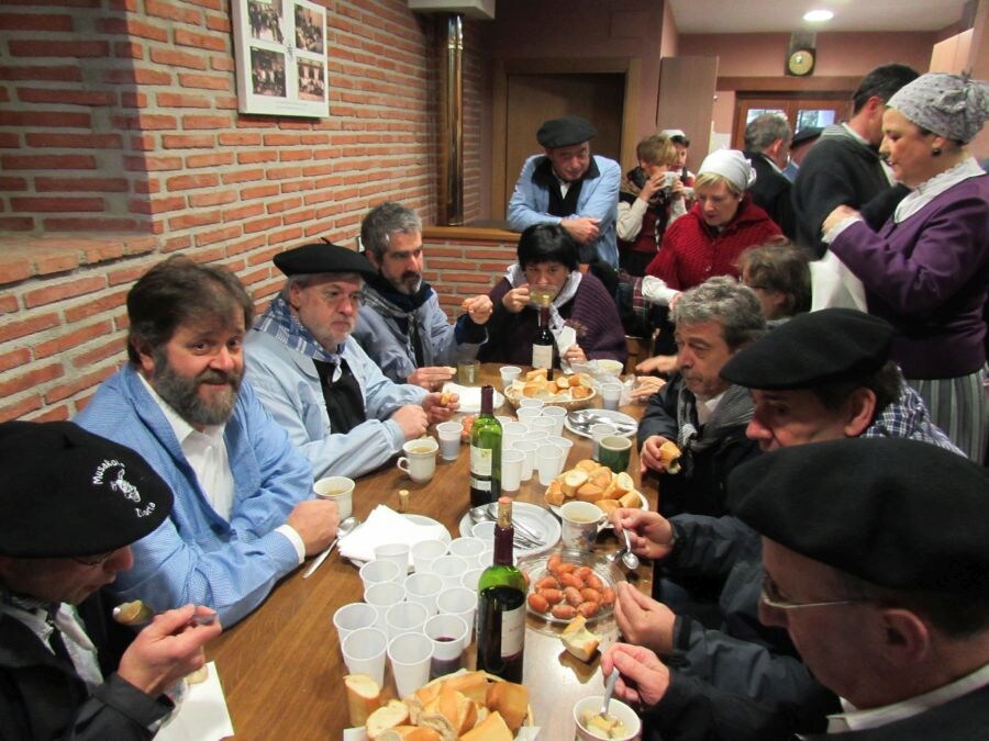 En la víspera del día de Santa Águeda, la localidad de Arrasate sale a la calle para celebrar una de sus fiestas más importantes. 