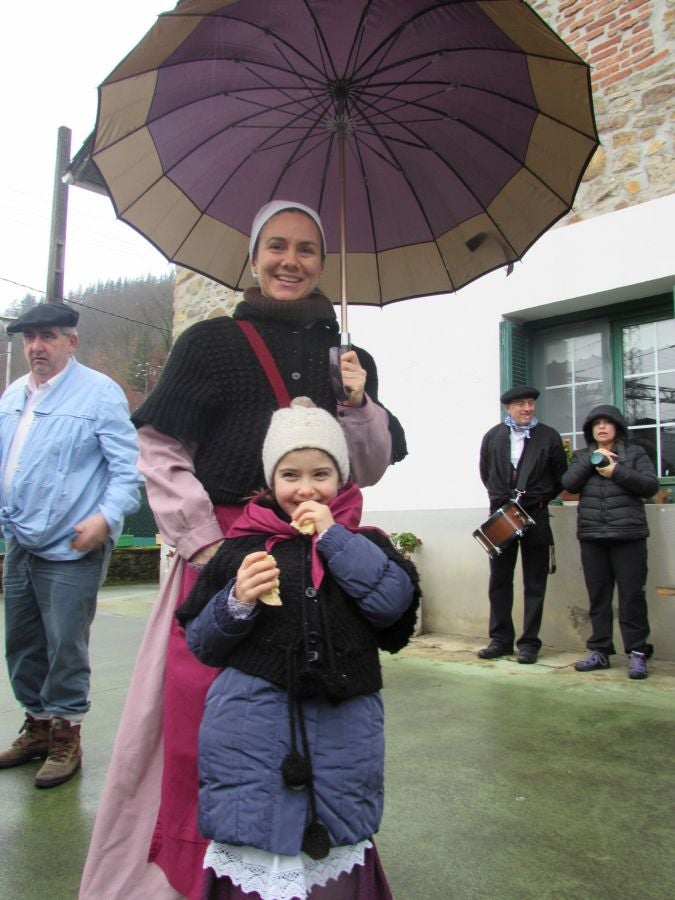 En la víspera del día de Santa Águeda, la localidad de Arrasate sale a la calle para celebrar una de sus fiestas más importantes. 