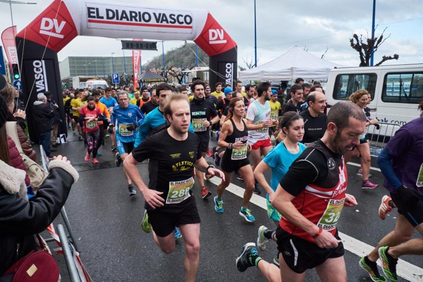 La carrera en un asfalto mojado de 10 kilómetros, en el tradicional circuito de la Zurriola, ha contado con unos 300 participantes. Finalmente, Carlos Mayo se ha hecho con la txapela. 