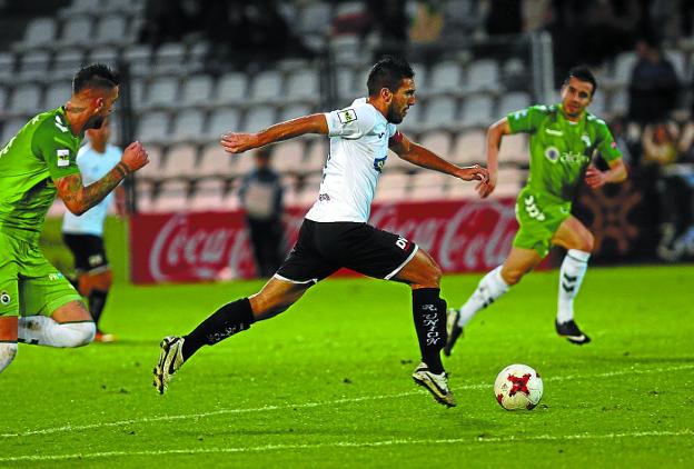 Juan Domínguez conduce con velocidad en busca del gol. 