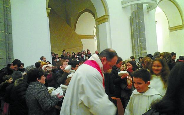 Como se podía prever al coincidir en sábado, la iglesia ayer se quedó pequeña para la celebración de San Blas. 