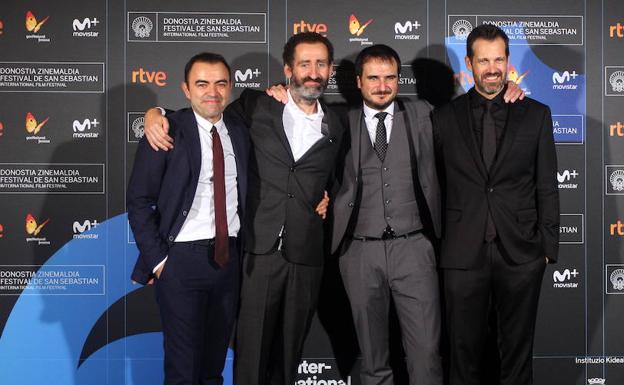 El equipo de la película 'Handia', feliz en la fiesta de clausura de las 65 edición del Festival de San Sebastián. 
