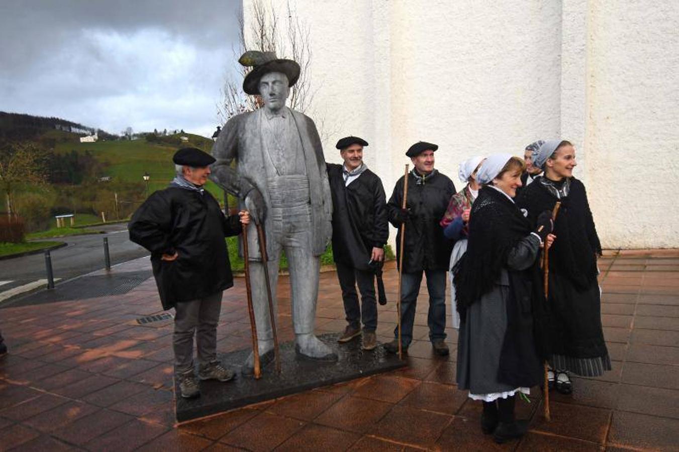 Altzo recibe emocionado la lluvia de premios. En marzo abre una oficina de turismo basada en el gigante