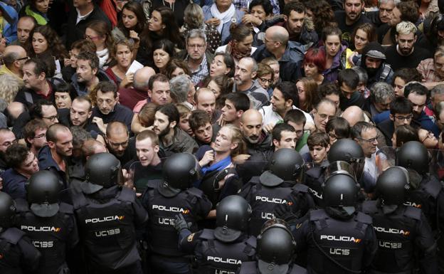 El juez encarga a los Mossos que le ordenen todos los vídeos de las cargas del 1-O