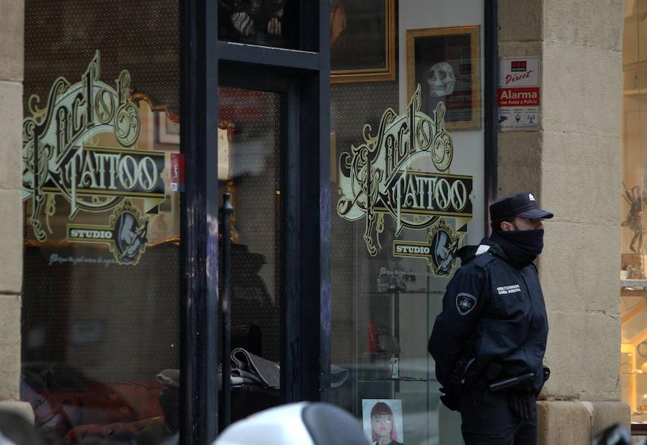 Momento en el que se registra el local del tatuador detenido por presuntos abusos sexuales