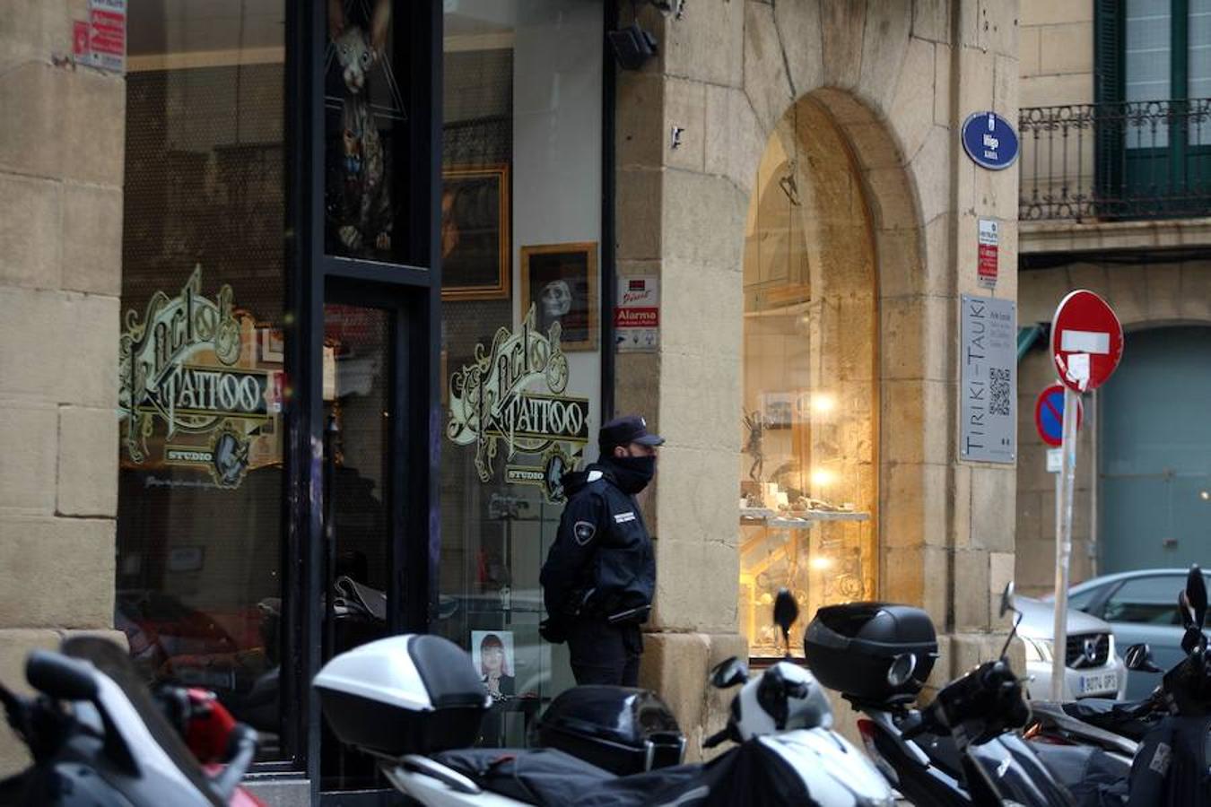 Momento en el que se registra el local del tatuador detenido por presuntos abusos sexuales