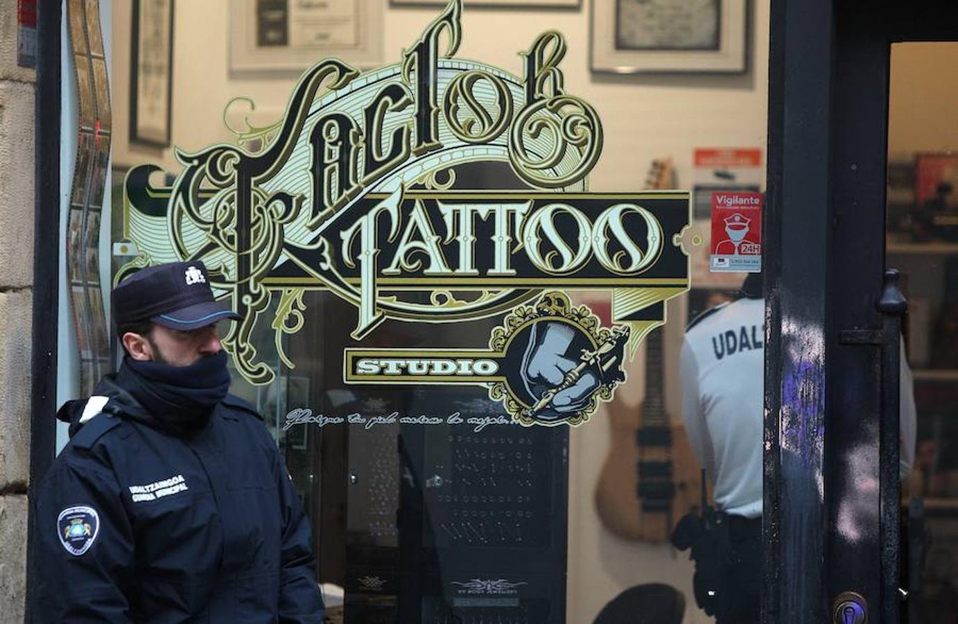 Momento en el que se registra el local del tatuador detenido por presuntos abusos sexuales