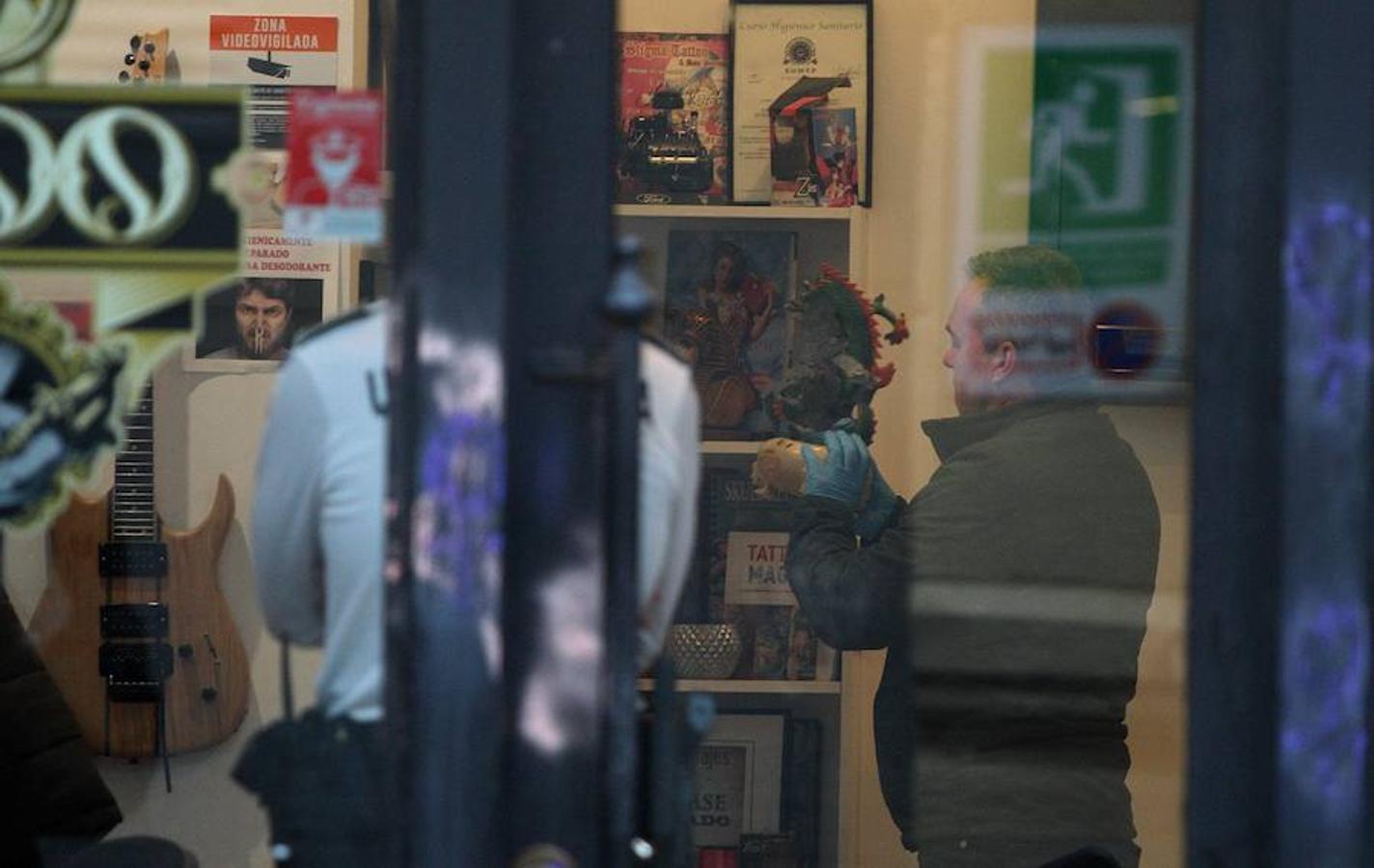 Momento en el que se registra el local del tatuador detenido por presuntos abusos sexuales