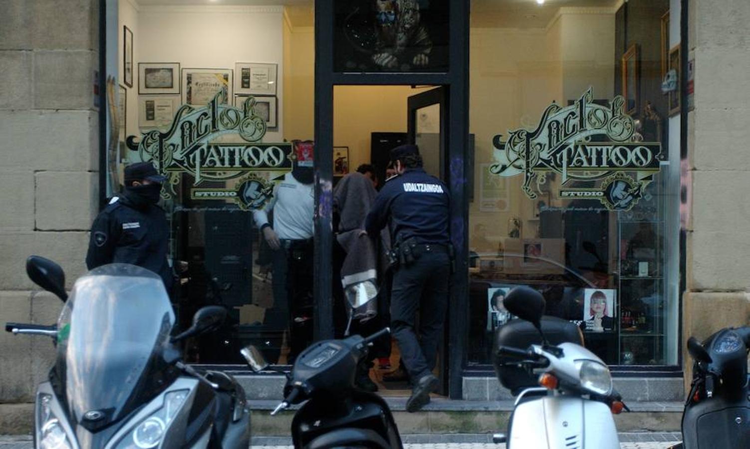 Momento en el que se registra el local del tatuador detenido por presuntos abusos sexuales