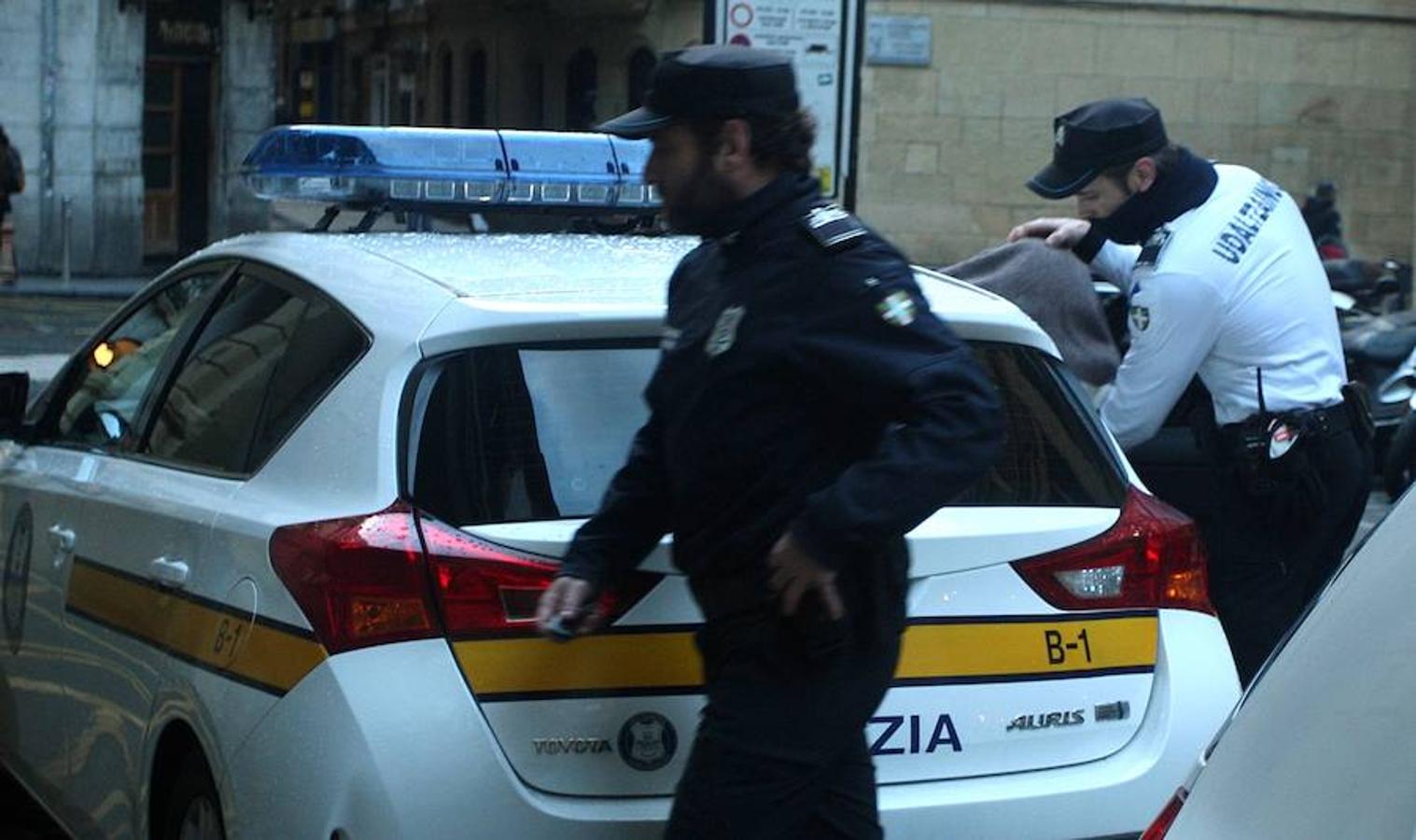 Momento en el que se registra el local del tatuador detenido por presuntos abusos sexuales