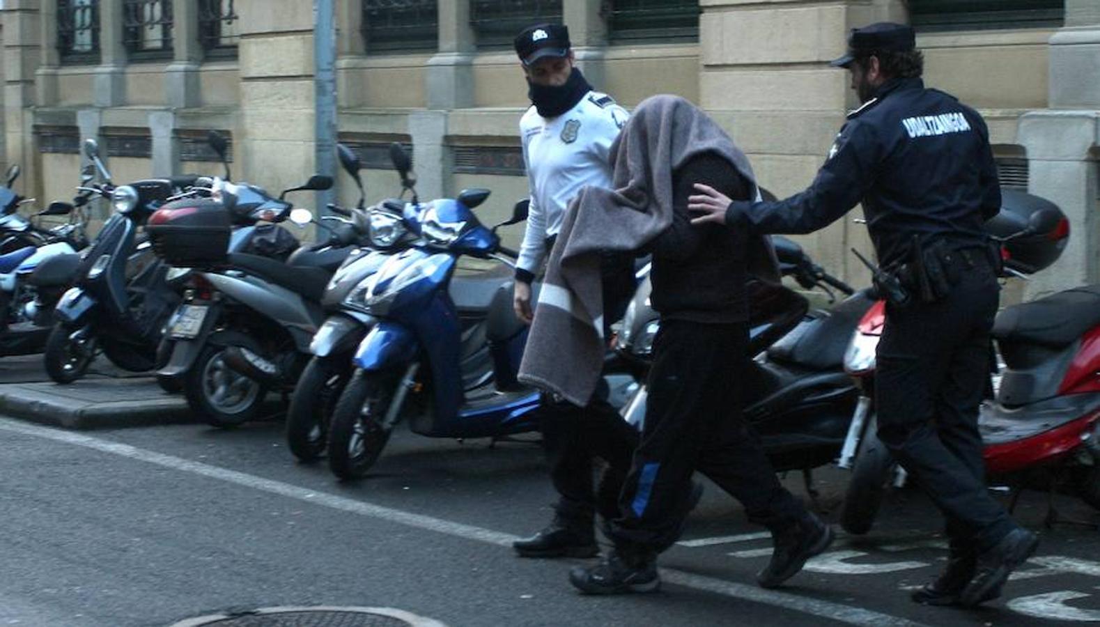 Momento en el que se registra el local del tatuador detenido por presuntos abusos sexuales