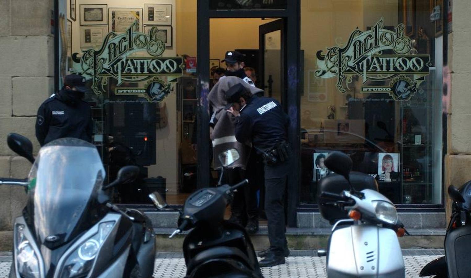 Momento en el que se registra el local del tatuador detenido por presuntos abusos sexuales