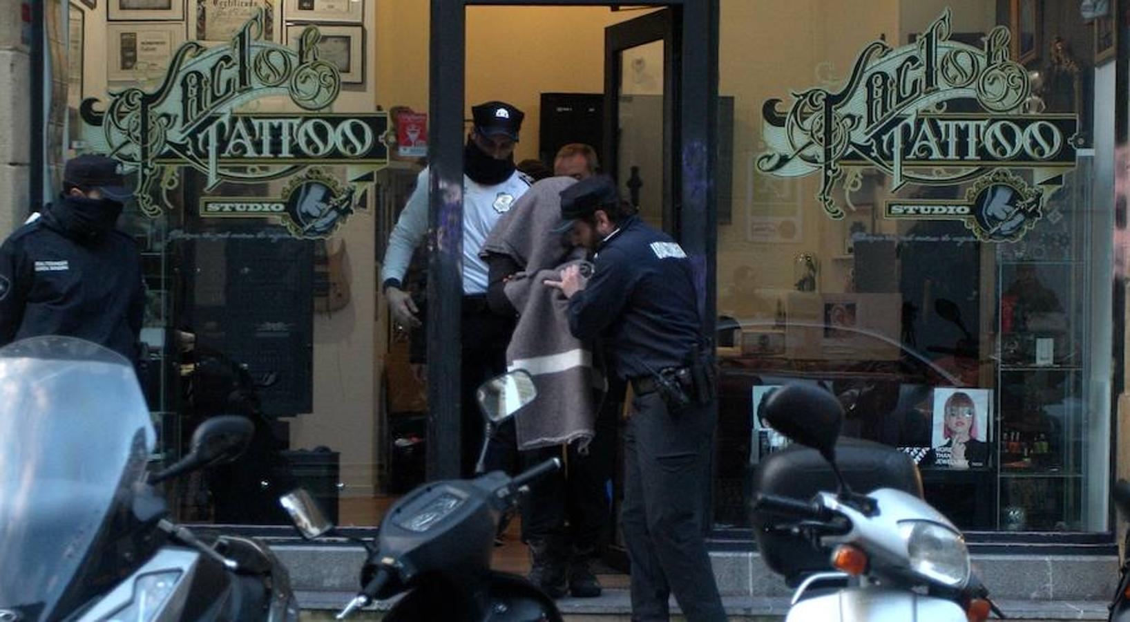 Momento en el que se registra el local del tatuador detenido por presuntos abusos sexuales