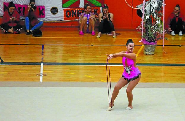 Las gimnastas del Dragoi participaron en el campeonato escolar amateur en Azpeitia. 