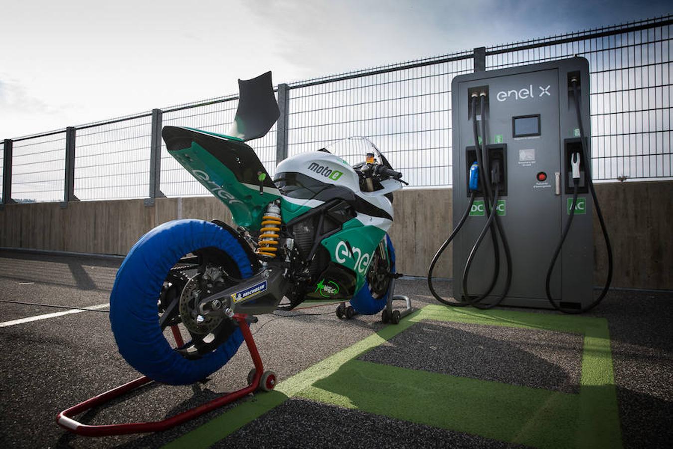 El acto celebrado en Roma para introducir el campeonato de motos eléctricas contó con la presencia del piloto italiano Loris Capirossi.