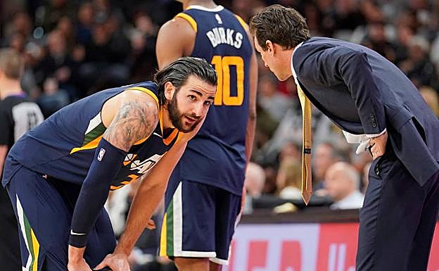 Ricky Rubio escucha las indicaciones del entrenador de su equipo, Quin Snyder.