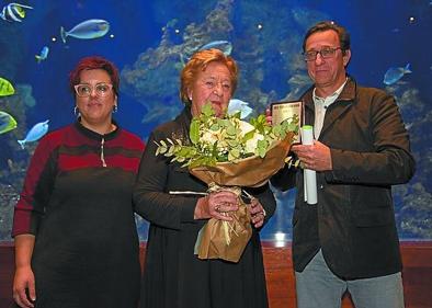 Imagen secundaria 1 - El Aquarium donsotiarra acogió el acto ante el cierre de Kiroletxea por las obras de Anoeta. Debajo, Goizane Álvarez entrega un ramo a la viuda de José Mari Aristegui, Maripi Tello, y su hijo Iñigo. A la derecha, Óscar Murillo, presidente de Afedegi y de la Federación Guipuzcoana de Judo. 