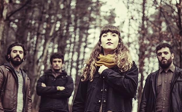 Lide Hernando (ahotsa eta gitarra), Iñigo Etxarri (gitarra, perkusioa eta koroak), Joshka Natke (baxua) eta Iker Vazquezek (bateria) osatzen dute taldea.