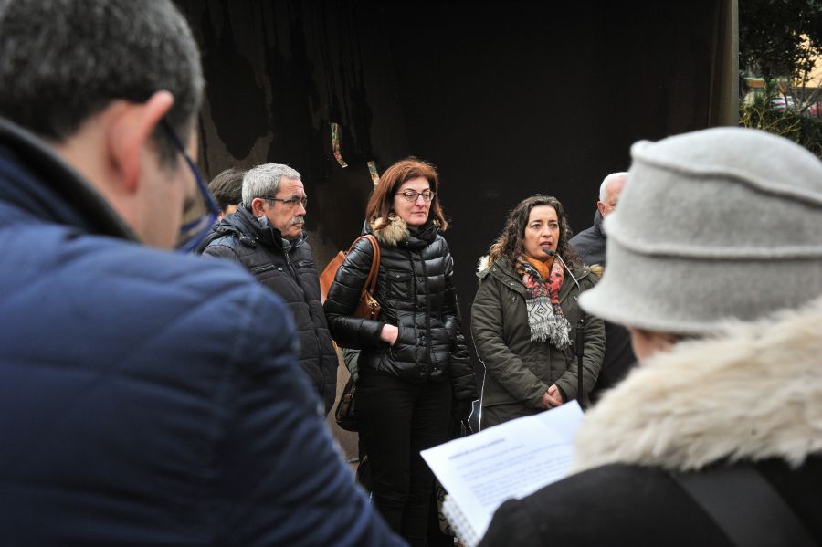 El PSE-EE rinde homenaje a Joseba Pagazaurtundua, jefe de la Policía Local de Andoain, al cumplirse el decimoquinto aniversario de su asesinato a manos de ETA. Ante la escultura "La casa de Joseba"