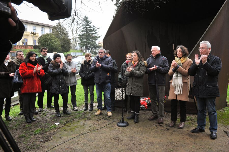 El PSE-EE rinde homenaje a Joseba Pagazaurtundua, jefe de la Policía Local de Andoain, al cumplirse el decimoquinto aniversario de su asesinato a manos de ETA. Ante la escultura "La casa de Joseba"