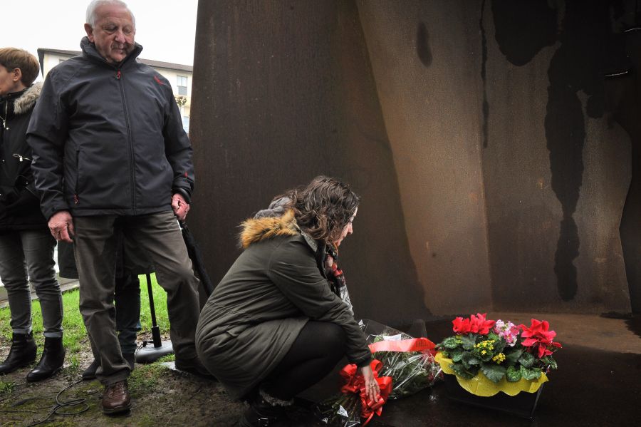 El PSE-EE rinde homenaje a Joseba Pagazaurtundua, jefe de la Policía Local de Andoain, al cumplirse el decimoquinto aniversario de su asesinato a manos de ETA. Ante la escultura "La casa de Joseba"