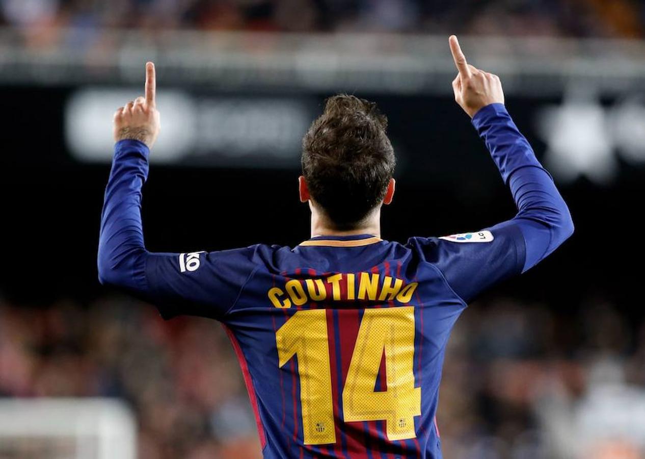 El Barcelona disputará su quinta final de Copa del Rey consecutiva, tras imponerse al Valencia en Mestalla (0-2) con tantos de Coutinho y Rakitic.