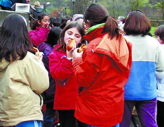 Jueves  Gordo. El reparto del bocadillo de chorizo es una tradición que se mide en generaciones. 