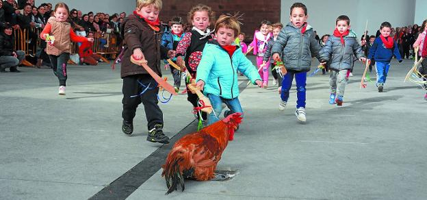 En Elizondo y otras localidades del Valle, como Irurita, hoy celebran el Orakunde o Día del gallo. 