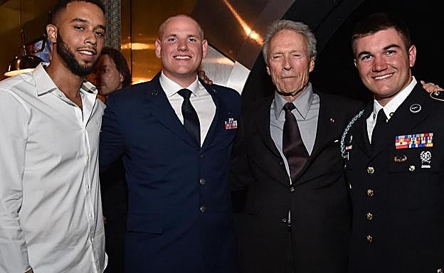 Imagen principal - (De arriba a abajo) Clint Eastwood con los protagonistas | Los protagonistas, en una escena | Cartel de la película.