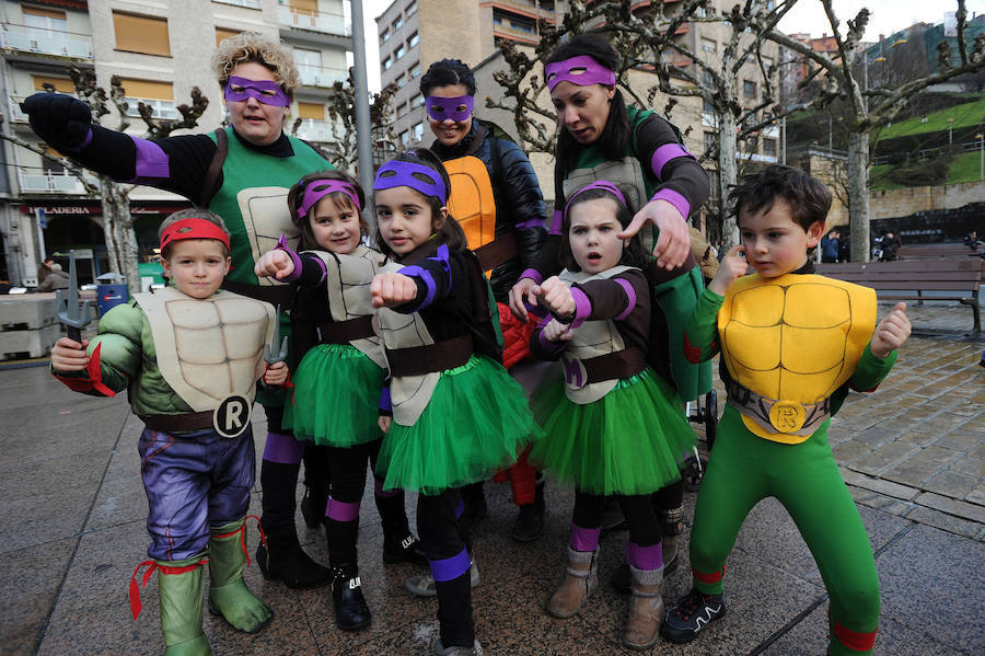 Eibar vive sus carnavales con la celebración de su Jueves Gordo con gran ambiente en las calles.