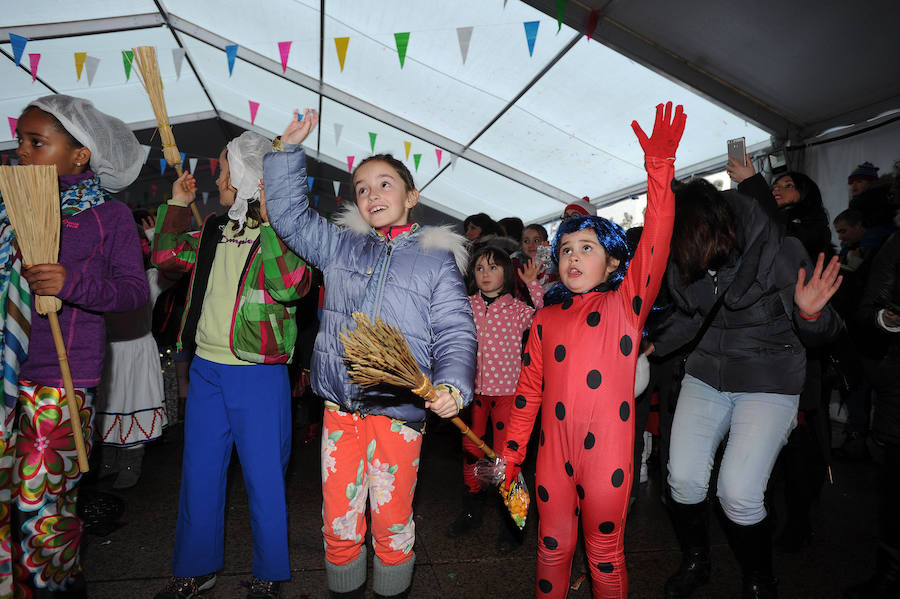 Eibar vive sus carnavales con la celebración de su Jueves Gordo con gran ambiente en las calles.