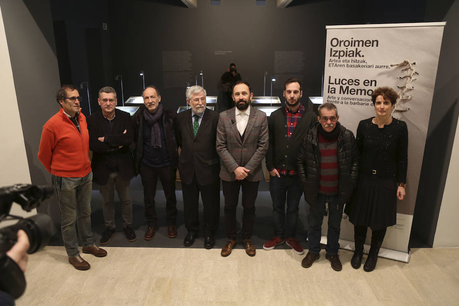 La exposición 'Luces en la memoria. Artes y conversaciones frente a la barbarie de ETA', organizada por la Diputación foral de Gipuzkoa en San Sebastián, se podrá ver en el Koldo Mitxelena, de San Sebastián, hasta el próximo 21 de abril.