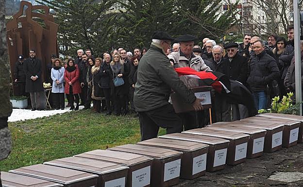 El acto se ha celebrado en el cementerio Olaso de Elgoibar