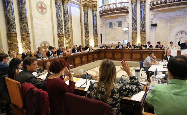El pleno del Ayuntamiento de San Sebastián vota sobre la ordenanza de pisos turísticos. 