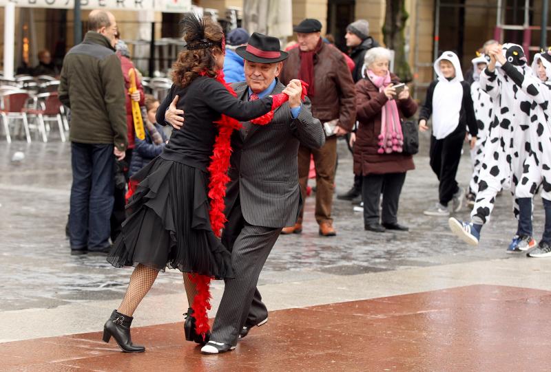 Con disfraces tradicionales o modernos, miles de personas animan las calles de San Sebastián.