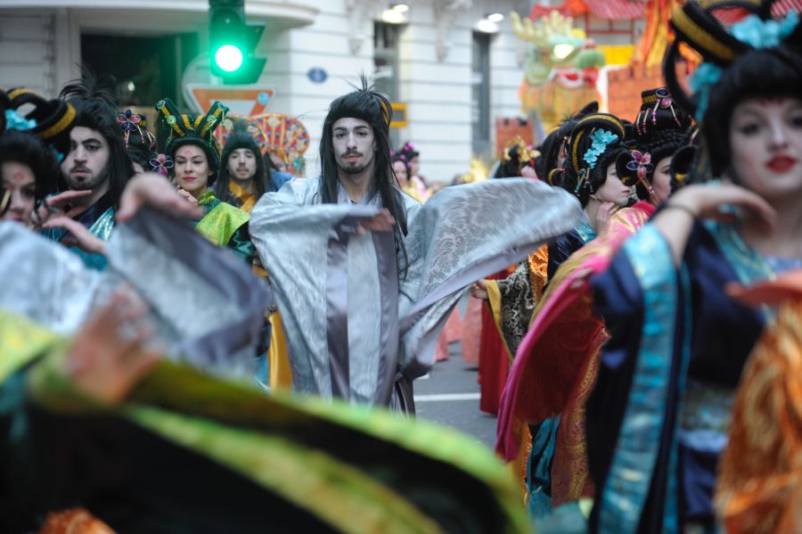 Juego de Tronos, Espartanos, Asia y mucha magia recorre el centro de Donostia gracias al desfile de Carnaval. 