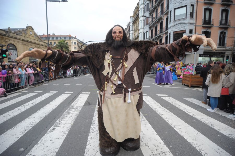 Juego de Tronos, Espartanos, Asia y mucha magia recorre el centro de Donostia gracias al desfile de Carnaval. 