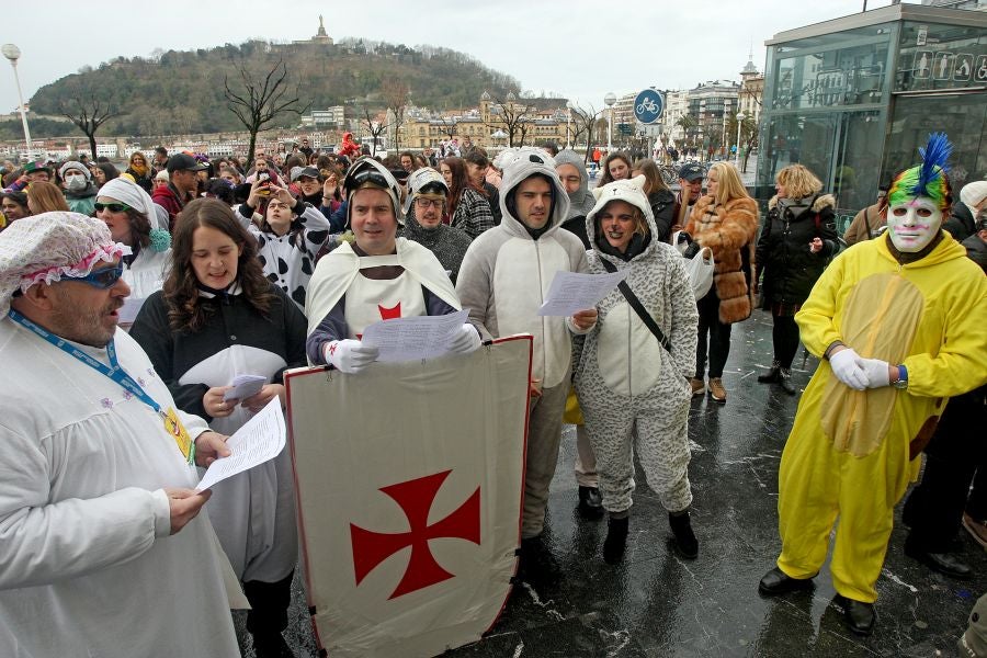 El alcalde de San Sebastián, Eneko Goia, ha cedido los poderes a la diosa Momo, quien dirigirá la ciudad durante los días de Carnaval. 