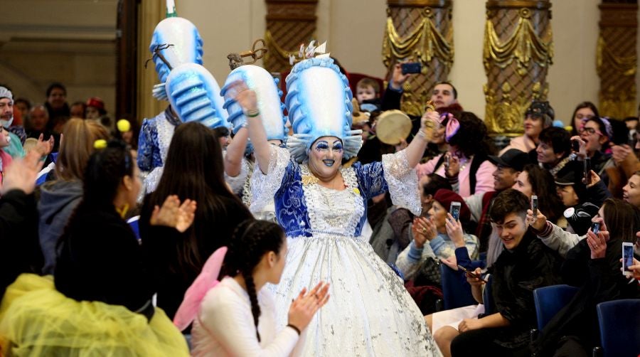 El alcalde de San Sebastián, Eneko Goia, ha cedido los poderes a la diosa Momo, quien dirigirá la ciudad durante los días de Carnaval. 
