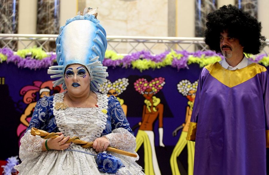 El alcalde de San Sebastián, Eneko Goia, ha cedido los poderes a la diosa Momo, quien dirigirá la ciudad durante los días de Carnaval. 