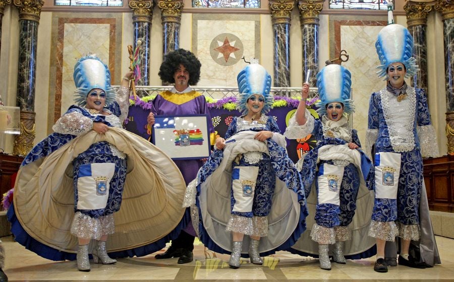El alcalde de San Sebastián, Eneko Goia, ha cedido los poderes a la diosa Momo, quien dirigirá la ciudad durante los días de Carnaval. 