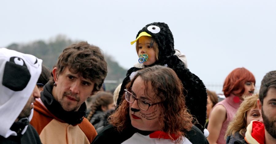 El alcalde de San Sebastián, Eneko Goia, ha cedido los poderes a la diosa Momo, quien dirigirá la ciudad durante los días de Carnaval. 