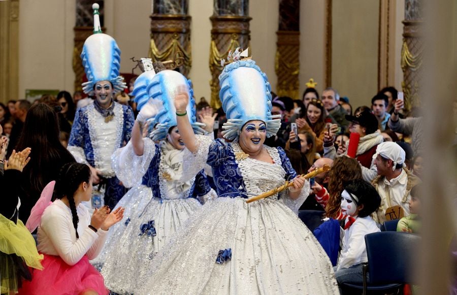 El alcalde de San Sebastián, Eneko Goia, ha cedido los poderes a la diosa Momo, quien dirigirá la ciudad durante los días de Carnaval. 