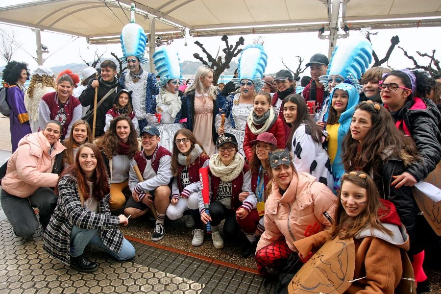 El alcalde de San Sebastián, Eneko Goia, ha cedido los poderes a la diosa Momo, quien dirigirá la ciudad durante los días de Carnaval. 