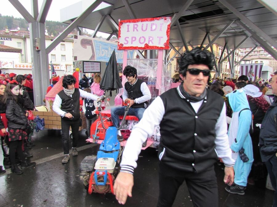 Los vecinos de Arrasate se han enfrentado al frío y a la lluvia para disfrutar de los carnavales.