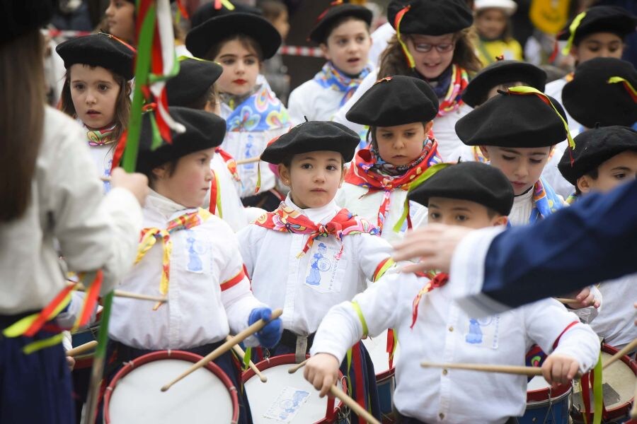 El grupo organizador de la tamborrada infantil, la sociedad Aiz Orratz-Veleta, celebró la semana pasada el 50 aniversario de su festival infantil y afronta este carnaval también con el 75 aniversario de su charanga.