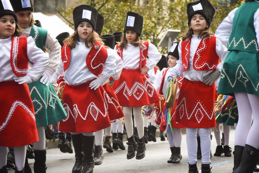 El grupo organizador de la tamborrada infantil, la sociedad Aiz Orratz-Veleta, celebró la semana pasada el 50 aniversario de su festival infantil y afronta este carnaval también con el 75 aniversario de su charanga.