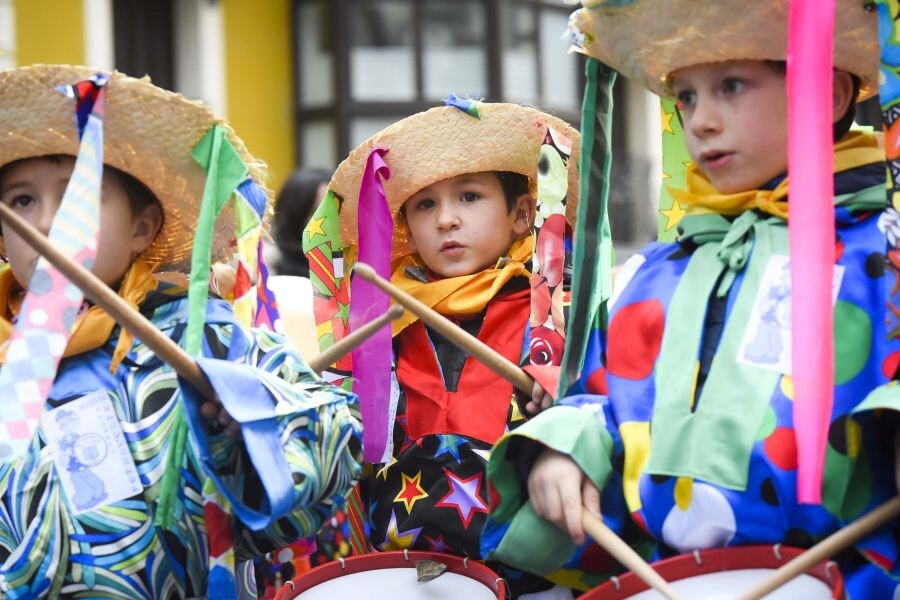 El grupo organizador de la tamborrada infantil, la sociedad Aiz Orratz-Veleta, celebró la semana pasada el 50 aniversario de su festival infantil y afronta este carnaval también con el 75 aniversario de su charanga.